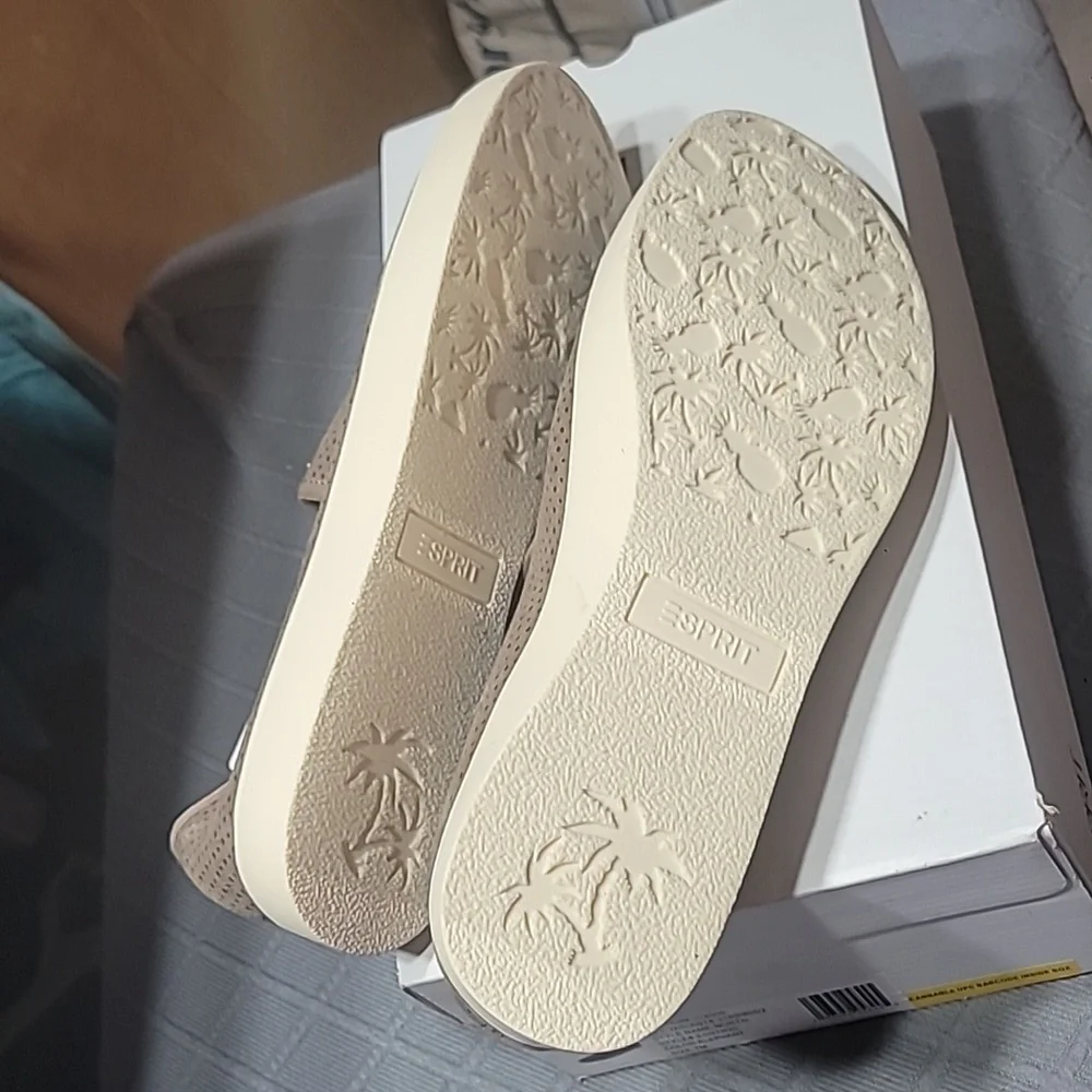 NIB Esprit North Beige Slip-On Sneakers Size 7 Women - Picture 4 of 4